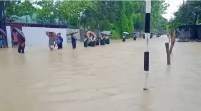 টানা বৃষ্টিতে খাগড়াছড়ি-রাঙামাটি সড়কে যান চলাচল বন্ধ, পানি ডিঙিয়ে ফিরছে শিক্ষার্থীরা
