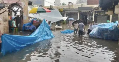 ঢাকার নিউ মার্কেটে বৃষ্টির পানি, দোকানপাট বন্ধ