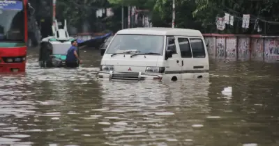 ভারী বৃষ্টিতে ঢাকার সড়ক তলিয়ে যায়নি, আটকা পড়েছেন বিমানবন্দরের যাত্রীরা