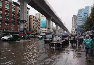 রাজধানীতে ভারী বৃষ্টি, শিক্ষার্থী-অফিসগামীদের দুর্ভোগ