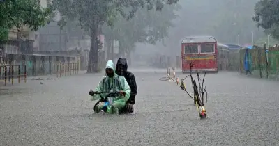 মুম্বাইয়ে টানা বৃষ্টিতে রেড অ্যালার্ট, ৩০০ মিমি বৃষ্টিপাত