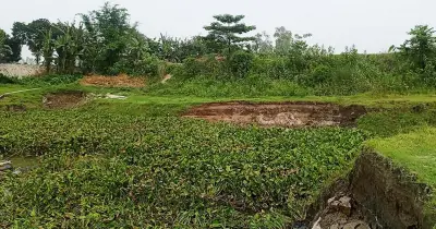 বগুড়ায় চায়না বাঁধের ১০ মিটার দূরে অবৈধ বালু উত্তোলন, ধসের আশঙ্কা