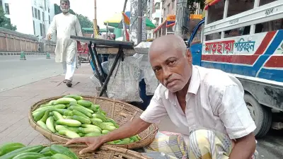 ফুটপাতের সবজি বিক্রেতা থেকে নিরাপত্তাকর্মী: মূল্যস্ফীতির তীব্র চাপে নগরবাসী