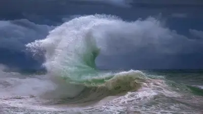 নিম্নচাপে উত্তাল সাগর, বন্দরে সতর্কতা জারি