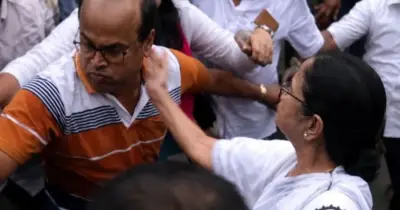 মমতার চড়-থাপ্পড়: ভিড় নিয়ন্ত্রণে গিয়ে তৃণমূল কর্মীদের ওপর হাত তোলেন সাবেক মুখ্যমন্ত্রী