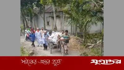গাইবান্ধায় ভাঙা সড়কে ভ্যান ঠেলে চালককে সহায়তা করলেন এমপি মাজেদুর রহমান