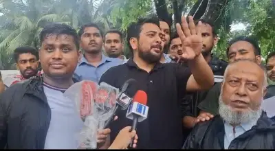 বন্যাদুর্গত এলাকায় ত্রাণ দিলেন নাহিদ ইসলাম, সরকারের সমালোচনা