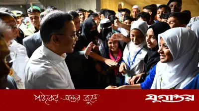 প্রধানমন্ত্রীর ব্যস্ত দিন শেষে লালমাইয়ের শিক্ষার্থীদের সাথে সাক্ষাৎ