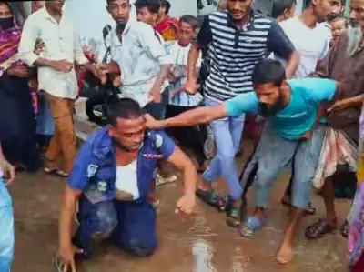আগৈলঝাড়ায় আসামির মৃত্যুর গুজবে থানায় হামলা, গ্রেপ্তার ১৮