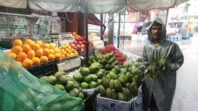 বৃষ্টিতে ক্রেতাশূন্য রাজধানীর ফল ব্যবসায়ীরা, আয় তলানিতে
