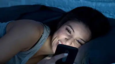 রিলসের নেশায় বাড়ছে শারীরিক ও মানসিক ঝুঁকি