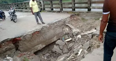 নিতাই ইউনিয়নে বেলতলী ব্রিজের সংযোগ সড়ক ধস, যান চলাচল বন্ধ