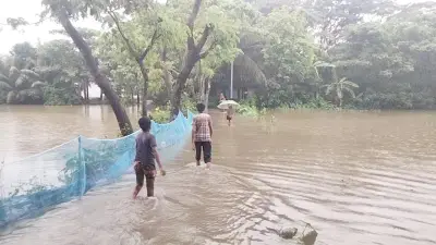 হাতিয়ায় সাত ইউনিয়ন প্লাবিত, হাজারো মানুষ দুর্ভোগে
