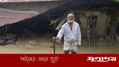 ছয় দিন চুলায় আগুন জ্বলেনি বন্যায় নিঃস্ব নুরুল করিমের