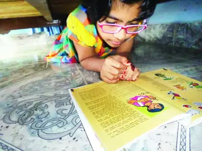 লুকিয়ে লুকিয়ে কিআ পড়ছে এক পাঠক: সময়মতো স্কুলে যাওয়ার অভিনব বুদ্ধি