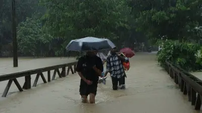 টানা বৃষ্টিতে চট্টগ্রামের পাঁচ জেলায় বন্যা, ১৫ হাজার পরিবার পানিবন্দী