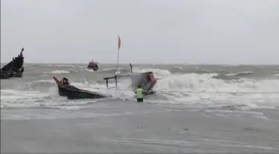 বরগুনায় উত্তাল সাগরে দুটি ট্রলার ডুবে ১৮ জেলে নিখোঁজ-উদ্ধার