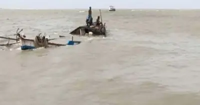 পাথরঘাটায় ট্রলারডুবি: ১৬ জেলে উদ্ধার, নিখোঁজ ২
