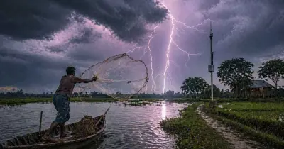টাঙ্গাইলে বজ্রপাতে নৌকায় রঙয়ের কাজ করতে গিয়ে দুই শ্রমিকের মৃত্যু