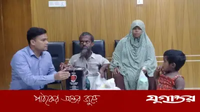 ত্রিশালে ভিক্ষুক শফিকুলের পাশে ইউএনও, চায়ের দোকানের সামগ্রী দিলেন
