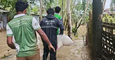 ময়মনসিংহের স্বেচ্ছাসেবী দল বাঁশখালিতে বন্যার্তদের ত্রাণ বিতরণ