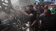 গাজায় যুদ্ধবিরতি ভেঙে ইসরায়েলি হামলায় নিহত ১২
