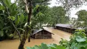 বাঁধ ভেঙে প্লাবিত গ্রাম, বানের জলে একজনের মৃত্যু