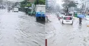 টানা বৃষ্টিতে ডুবলো ঢাকা, চরম ভোগান্তিতে নগরবাসী