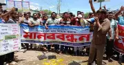 শ্রীপুরে ডিমের ন্যায্যমূল্যের দাবিতে খামারিদের মানববন্ধন ও প্রতিবাদ