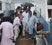 সংসদ সদস্যকে নিতে ফেরি ফিরিয়ে আনার অভিযোগ, যাত্রীদের ক্ষোভ