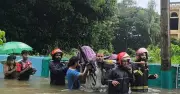 বন্যার পানিতে আটকে পড়া প্রসূতিকে কাঁধে বহন করে হাসপাতালে নিয়ে গেল ফায়ার সার্ভিস
