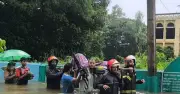 লোহাগাড়ায় বুকসমান পানিতে গর্ভবতী নারীকে উদ্ধার করে ফায়ার সার্ভিস