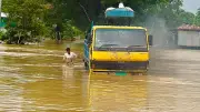 পানিবন্দী লাখো মানুষ, ধীরে কমছে বন্যার পানি
