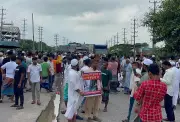 ঢাকার ধামরাইয়ে গ্যাস সংকটে মহাসড়ক অবরোধ করে বিক্ষোভ
