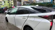 অফিসগামীদের দুর্ভোগ: রাজধানীতে অঝোর বৃষ্টিতে জলাবদ্ধতা ও যানজট