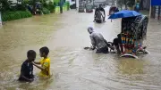 টানা বর্ষণে চট্টগ্রাম নগরী জলাবদ্ধ, ৭ উপজেলায় বন্যার অবনতি