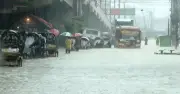 টানা বৃষ্টিতে জনজীবন বিপর্যস্ত, চার বিভাগে বন্যার শঙ্কা