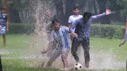 রাজধানীতে ঝুম বৃষ্টি, জলাবদ্ধতায় দুর্ভোগ ও আনন্দ