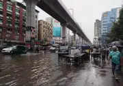 রাজধানীতে ভারী বৃষ্টি, শিক্ষার্থী-অফিসগামীদের দুর্ভোগ