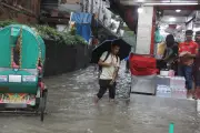 প্রবল বৃষ্টিতে নিউমার্কেট বন্ধ, জলাবদ্ধতায় নগরবাসীর দুর্ভোগ