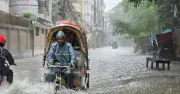 ভারী বৃষ্টিতে ডুবেছে রাজধানী, থমকে গেছে নগরজীবন