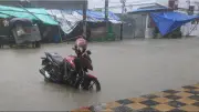 চট্টগ্রামে ভারী বৃষ্টিতে জলাবদ্ধতা, দুর্ভোগে নগরবাসী