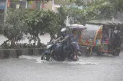 টানা বৃষ্টিতে রাজধানীর সড়ক তলিয়ে গেছে, পথচারীরা চরম দুর্ভোগে