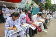 এইচএসসি পরীক্ষা শুরু: শেষ মুহূর্তের প্রস্তুতি ও কেন্দ্রে দৃশ্য