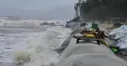 সমুদ্রবন্দরে সতর্কতা সংকেত ৩, মাছ ধরার নৌকা উপকূলের কাছাকাছি থাকার নির্দেশ