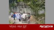গাইবান্ধায় ভাঙা সড়কে ভ্যান ঠেলে চালককে সহায়তা করলেন এমপি মাজেদুর রহমান