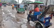 নোয়াখালীতে নিম্নমানের নির্মাণসামগ্রী ব্যবহারের অভিযোগ, পিচ উঠে গেল সিলকোট দেওয়ার পরদিনই