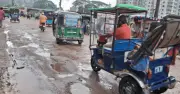 নোয়াখালী পৌরসভায় সিলকোটের পরদিনই রাস্তা খোয়া, নিম্নমানের উপকরণ নিয়ে অভিযোগ
