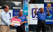 প্রধানমন্ত্রী তারেক রহমানের উপহার পেলেন ধানের শীষধারী সিকিউরিটি গার্ড