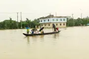 চট্টগ্রামে বৃষ্টি কমলেও বন্যা পরিস্থিতির উন্নতি নেই, পানিবন্দী লাখো মানুষ